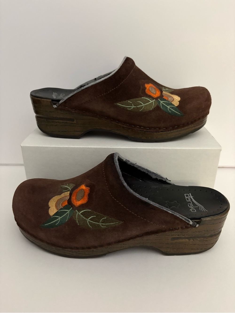 DANSKO Brown Suede Floral Embroidered Clogs Mules Size 38 Women’s Size 7.5 SZ 8